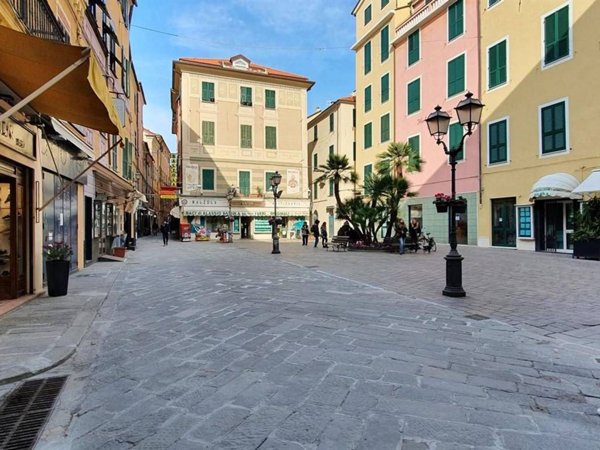negozio in vendita ad Alassio