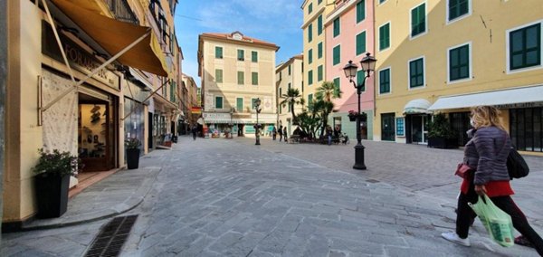 negozio in vendita ad Alassio