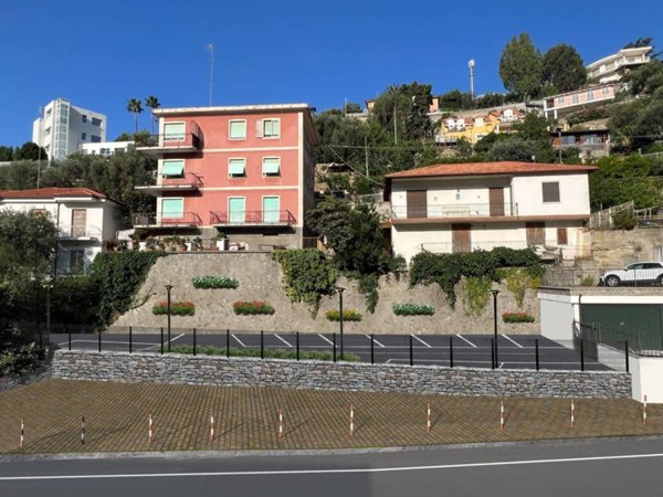 negozio in vendita ad Alassio