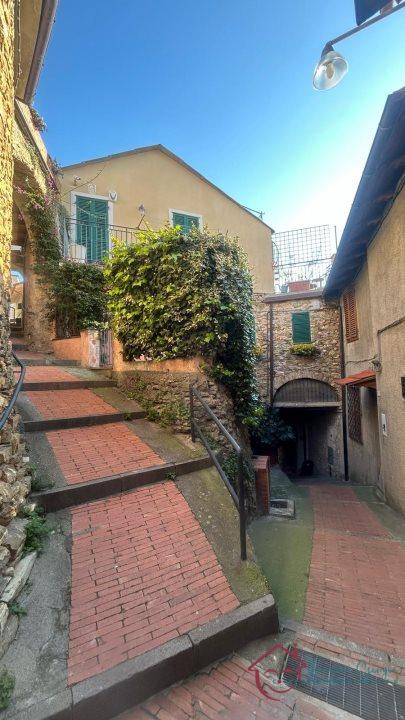 casa semindipendente in vendita ad Alassio in zona Moglio