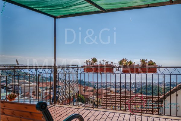 casa semindipendente in vendita ad Alassio in zona Moglio