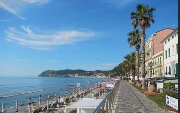negozio in vendita ad Alassio