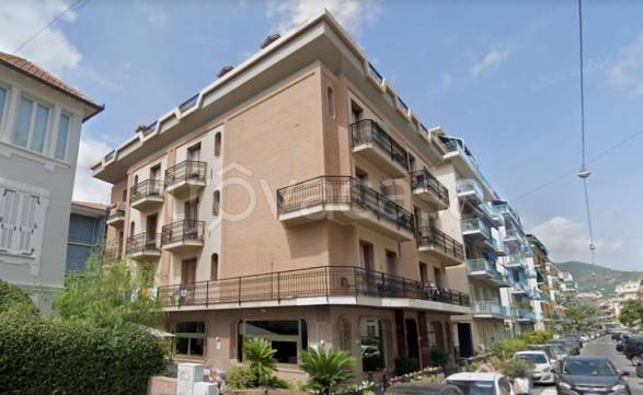 negozio in vendita ad Alassio