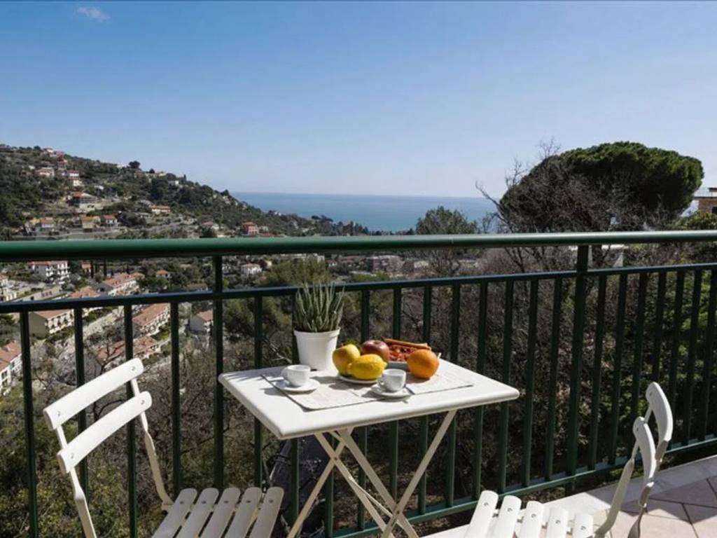appartamento in vendita ad Alassio in zona Moglio