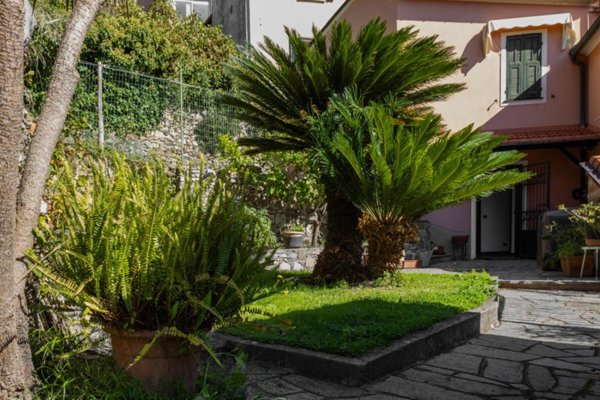 casa indipendente in vendita ad Alassio in zona Moglio
