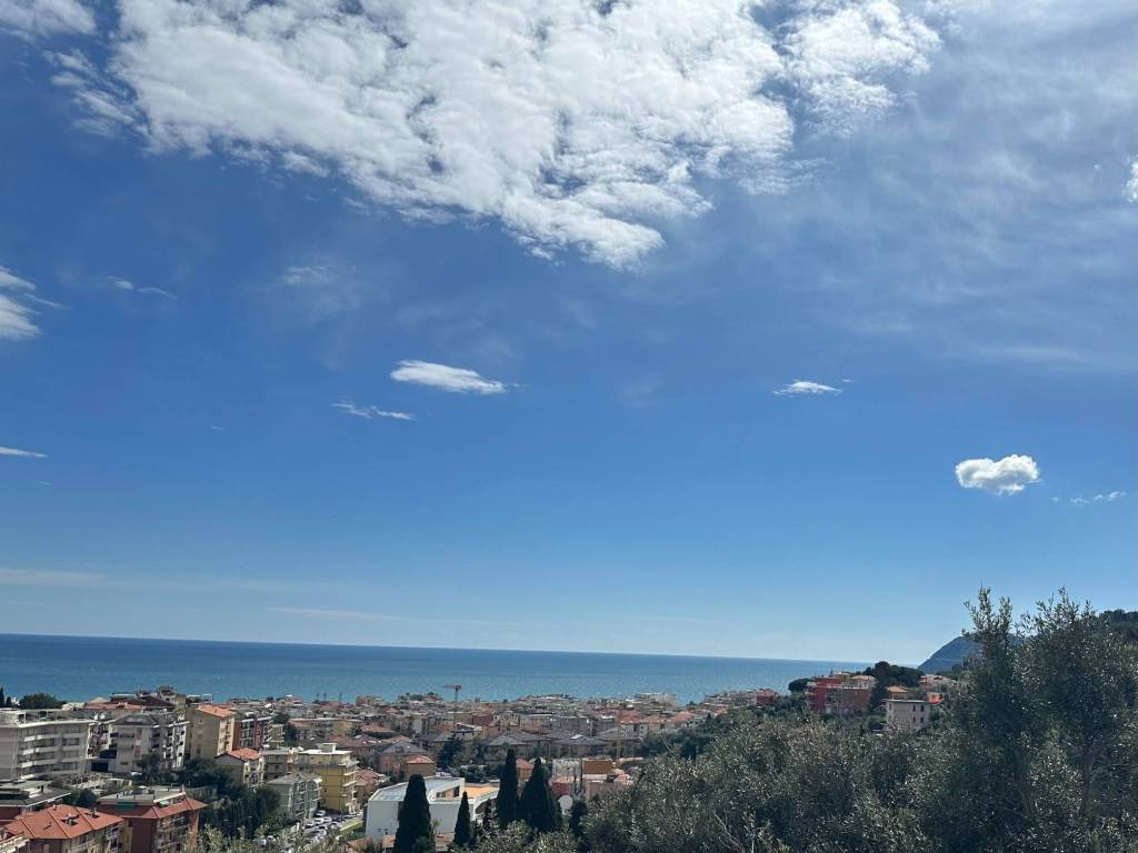 appartamento in vendita ad Alassio in zona Caso