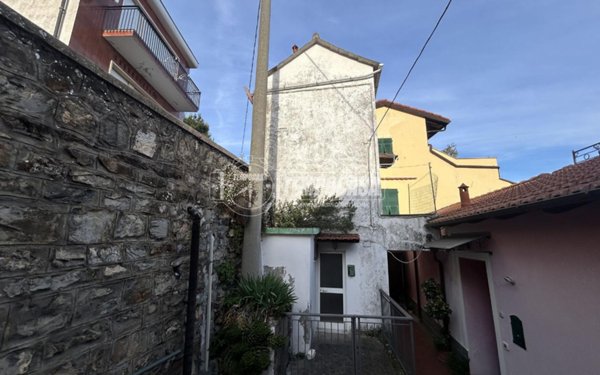 casa indipendente in vendita ad Alassio in zona Moglio