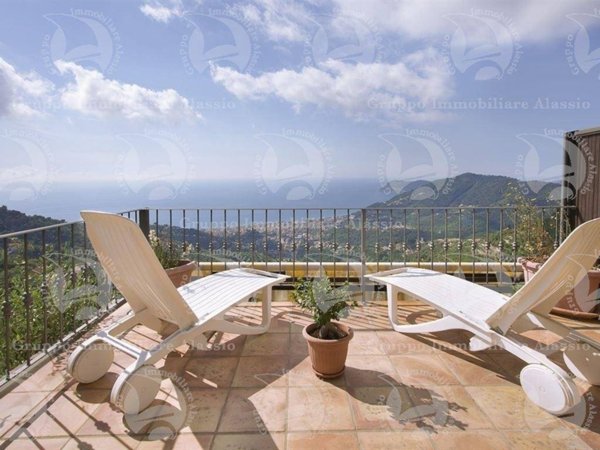 casa indipendente in vendita ad Alassio in zona Moglio