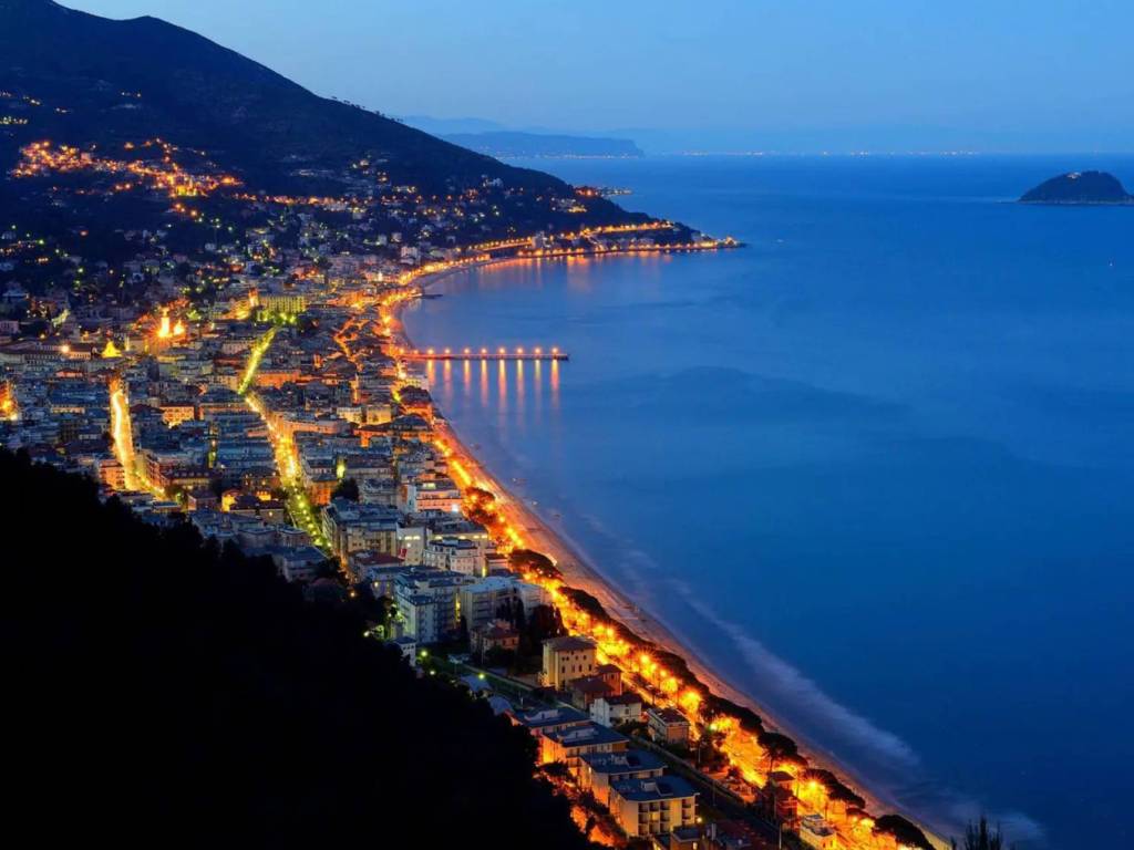 negozio in vendita ad Alassio