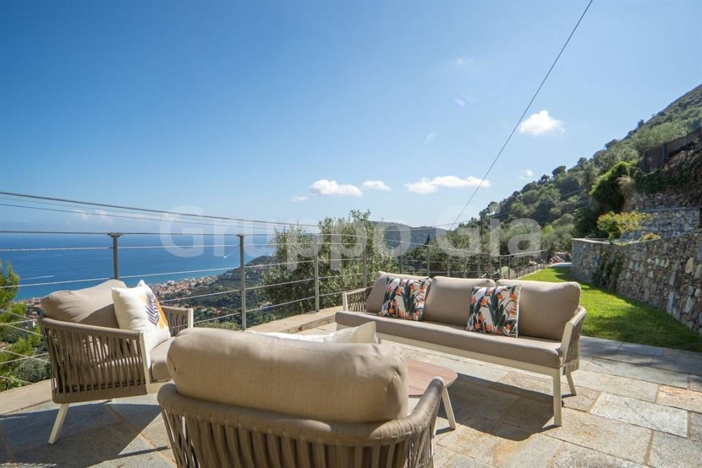 casa indipendente in vendita ad Alassio in zona Moglio