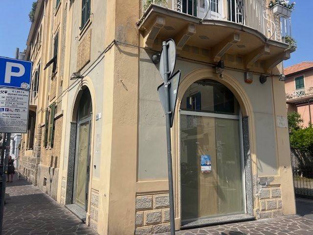 negozio in vendita ad Alassio