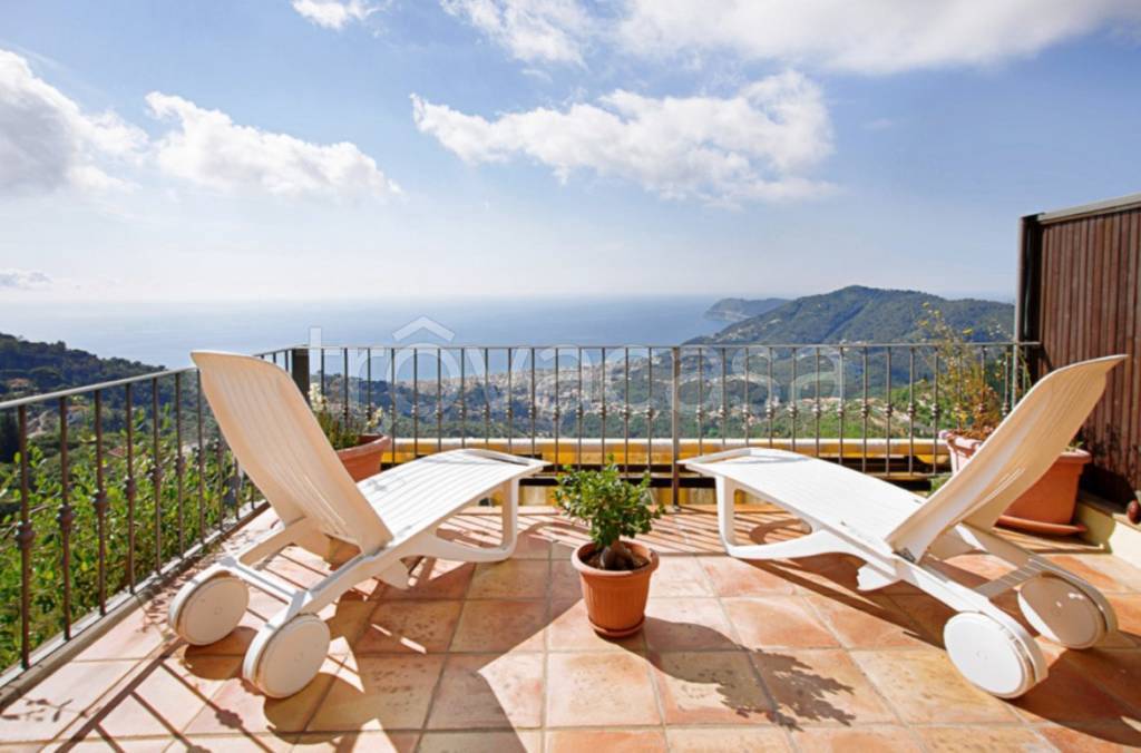 casa indipendente in vendita ad Alassio in zona Moglio
