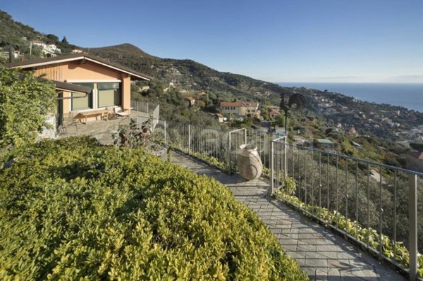 casa indipendente in vendita ad Alassio in zona Moglio