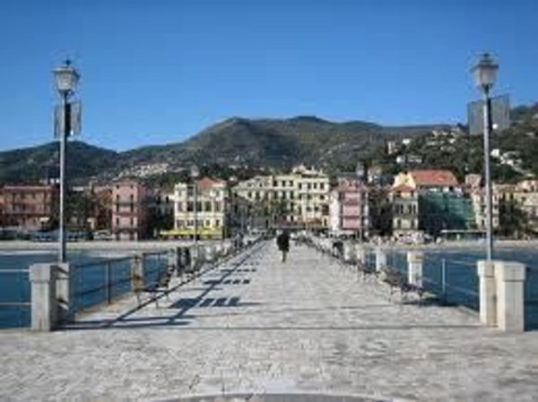 locale commerciale in vendita ad Alassio