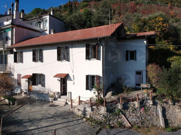 casa indipendente in vendita ad Alassio in zona Moglio