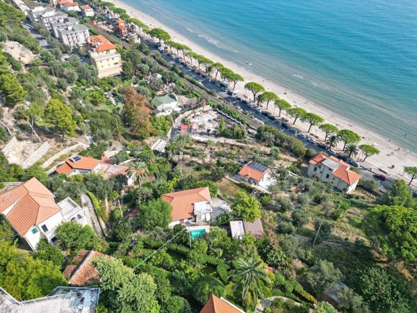 casa indipendente in vendita ad Alassio
