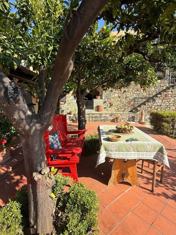 casa indipendente in vendita ad Alassio in zona Moglio