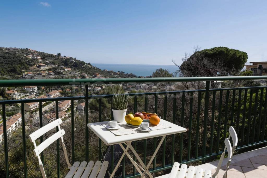 appartamento in vendita ad Alassio in zona Moglio