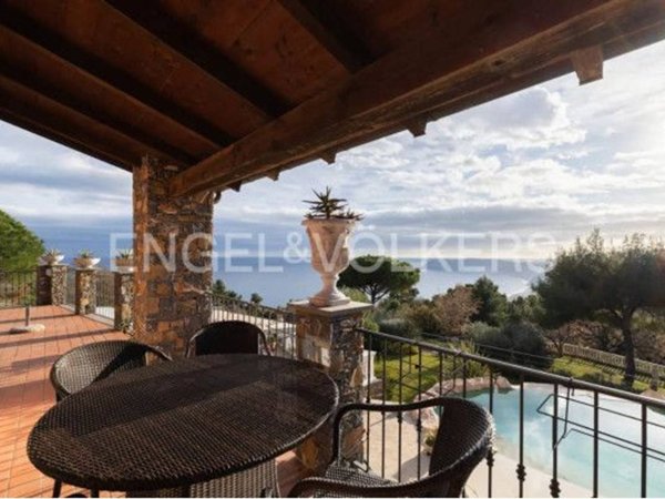 casa indipendente in vendita ad Alassio in zona Solva