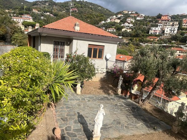 casa indipendente in vendita ad Alassio