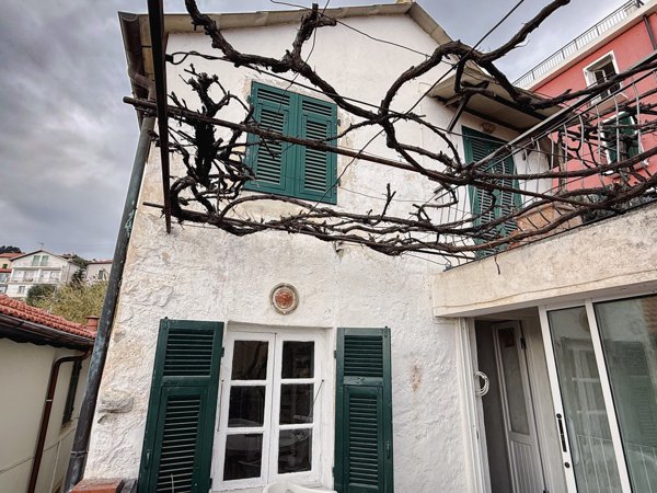casa indipendente in vendita ad Alassio in zona Moglio