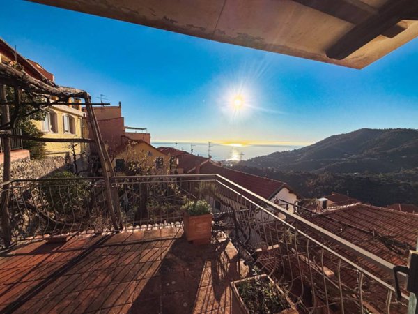 casa indipendente in vendita ad Alassio in zona Moglio