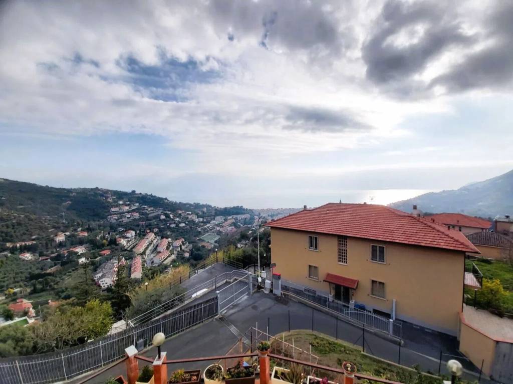 appartamento in vendita ad Alassio in zona Moglio