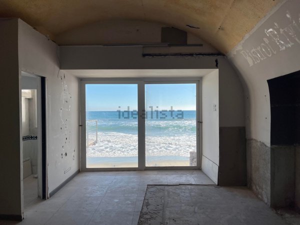 locale commerciale in vendita ad Alassio