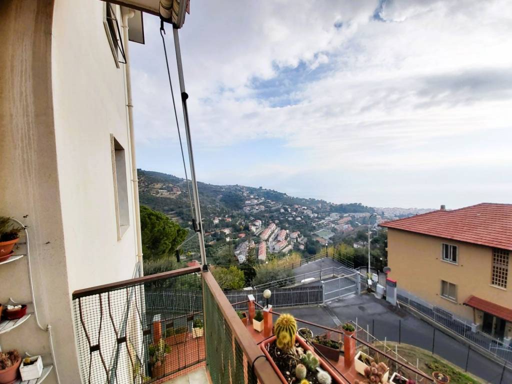 appartamento in vendita ad Alassio in zona Moglio