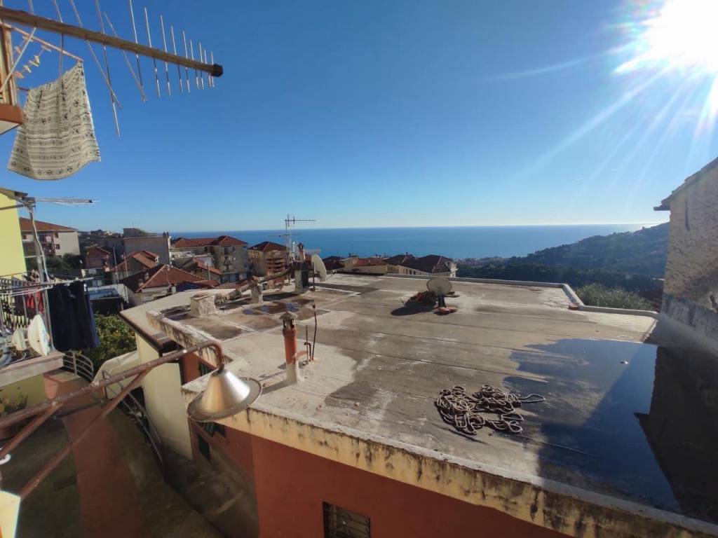 appartamento in vendita ad Alassio in zona Moglio