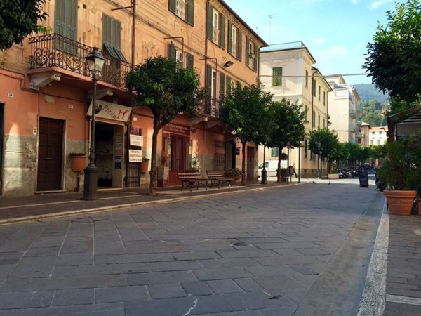 negozio in vendita ad Alassio