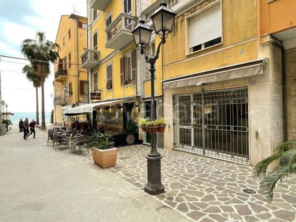 negozio in vendita ad Alassio