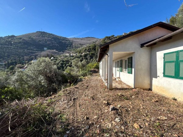 casa indipendente in vendita ad Alassio in zona Moglio