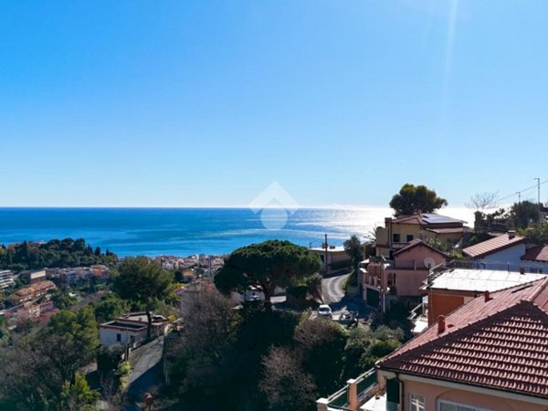 appartamento in vendita ad Alassio in zona Moglio