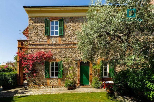 casa indipendente in vendita ad Alassio