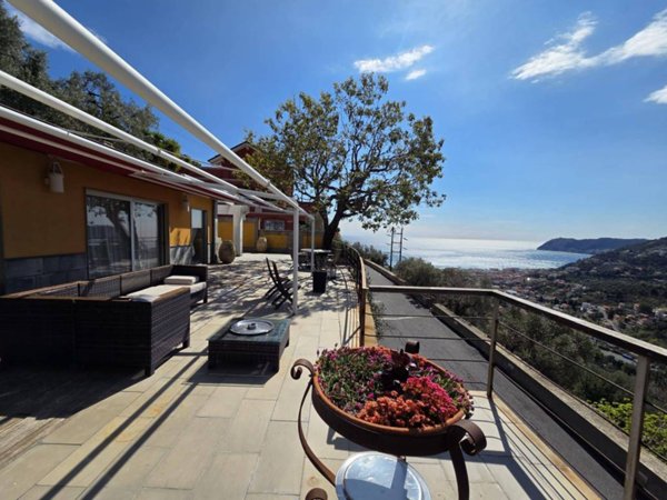 casa indipendente in vendita ad Alassio