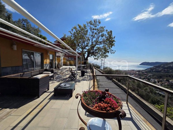 casa indipendente in vendita ad Alassio