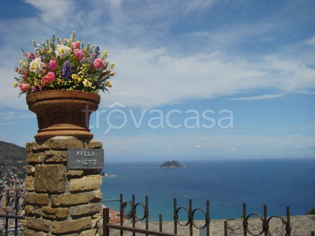casa indipendente in vendita ad Alassio