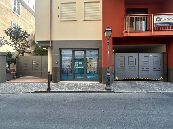 negozio in vendita ad Alassio
