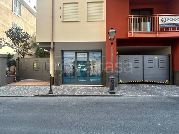 negozio in vendita ad Alassio