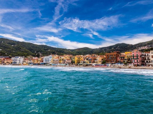 negozio in vendita ad Alassio