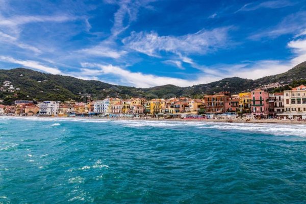 negozio in vendita ad Alassio
