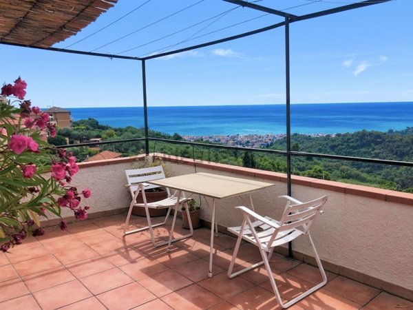 appartamento in vendita ad Alassio in zona Moglio