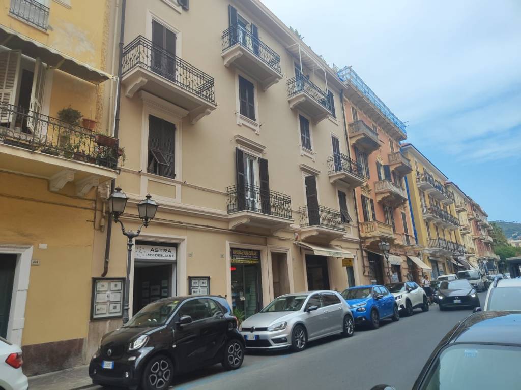 negozio in vendita ad Alassio