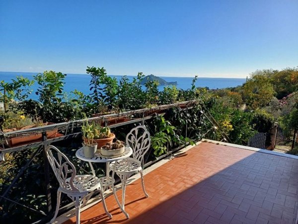 casa indipendente in vendita ad Alassio