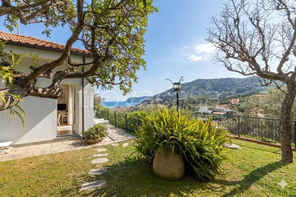 casa indipendente in vendita ad Alassio in zona Solva