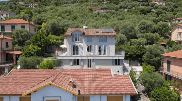 casa indipendente in vendita ad Alassio in zona Moglio