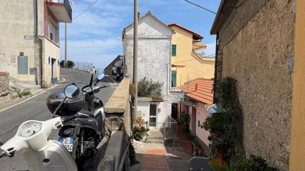 casa indipendente in vendita ad Alassio in zona Moglio
