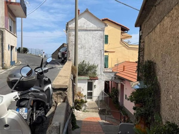 appartamento in vendita ad Alassio in zona Moglio