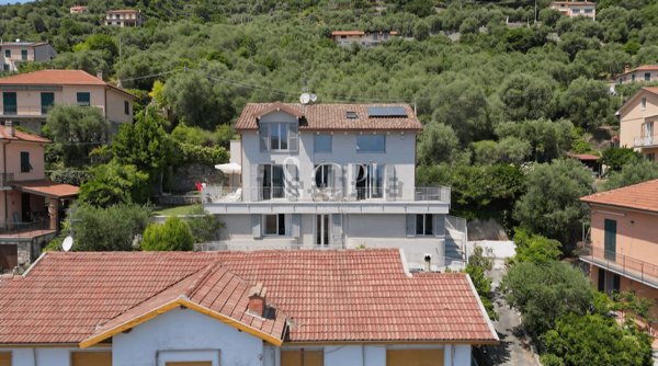 casa indipendente in vendita ad Alassio in zona Moglio